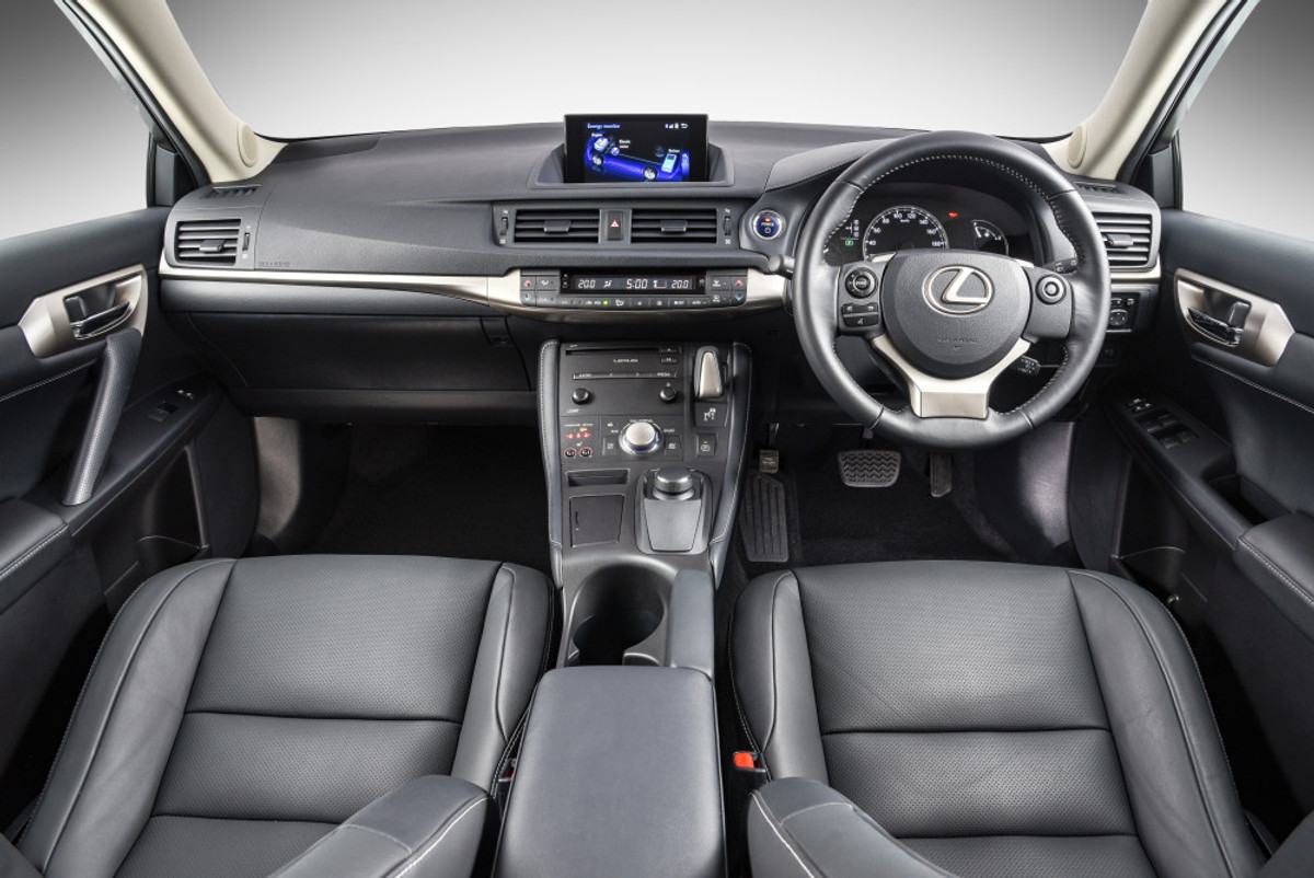 Lexus ct200h салон